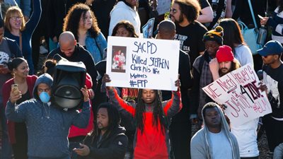 هاشتاج ضد التمييز العنصري يجول العالم للتوعية بحقوق أصحاب البشرة السمراء (فيديو)