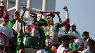 فرحة جنونية للجماهر الجزائرية عقب وصول محاربي الصحراء لنصف نهائي أمم إفريقيا (فيديو)
