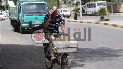 “من داخل كشك خشبي على ارتفاع مترين”.. شاهد كيف يتم قياس درجات الحرارة؟! (فيديو)