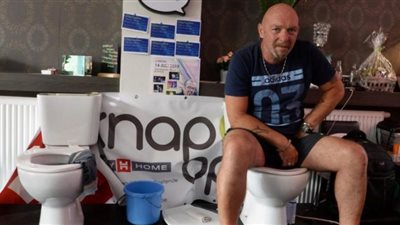 رجل بلجيكي يقضي 5 أيام على قاعدة المرحاض