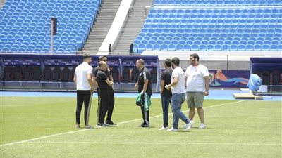 شاهد.. جمال بلماضي يعاين أرضية ستاد القاهرة قبل مباراة نيجيريا (صور)