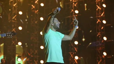 حماقي يوضح سبب وجود أنغام وزوجها بحفله الأخير في السعودية (فيديو)