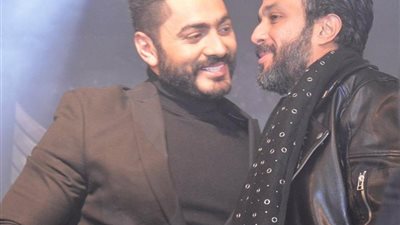 أحمد عصام يسخر من تامر حسني عبر face app: “كنت محظوظ إني اتصورت مع فنان قدير”