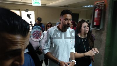 أحمد السعدني يصل القومي للأورام للاحتفال بعيد ميلاده بصحبة هنادي مهنى (صور)