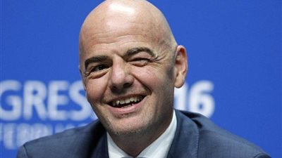 أبوريدة يستقبل رئيس الفيفا في مطار القاهرة