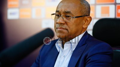 رئيس الكاف يكافئ أشهر مشجع فى أمم إفريقيا (صورة)