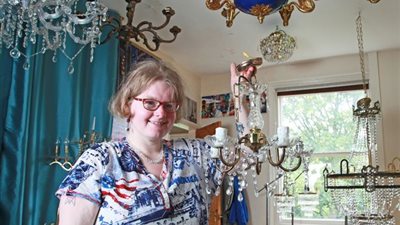 “حب من النظرة الأولى” فتاة ثلاثينية تخطط للزواج من “نجفة” شحنتها عبر الإنترنت! (صور)