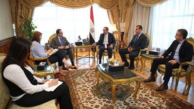 “الاتصالات” تبحث التعاون مع فرنسا في مجالات الذكاء الاصطناعي وريادة الأعمال