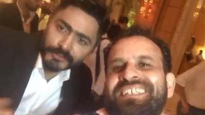 شاهد.. تواضع تامر حسني مع مصري  طلب منه زيارة بلده في الصعيد (فيديو)