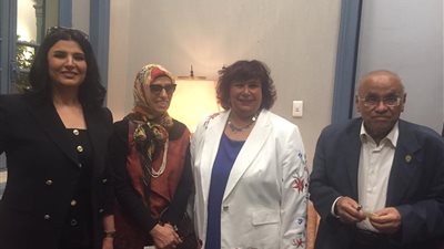 ابنة نجيب محفوظ تنفي التصريح بضياع مقتنيات والدها من متحفه