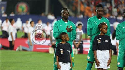 شاهد.. اعتداء ساديو ماني على سفيان فيغولي (فيديو)