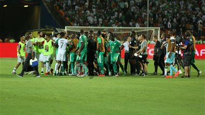 مشادة مع لاعبي الجزائر والسنغال بين شوطي اللقاء (صور)