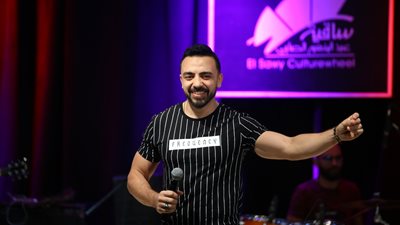 عماد كمال يتألق في حفله بساقية الصاوي.. تعرف على كلمة أكرم حسني للجمهور (صور)