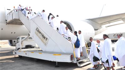 وزير الطيران يوجه بتطوير أماكن انتظار وتفتيش الحجاج في مطار برج العرب