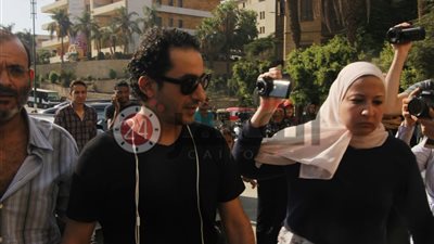 شاهد أحمد حلمي وهند صبري في جنازة والدة يسرا (فيديو)