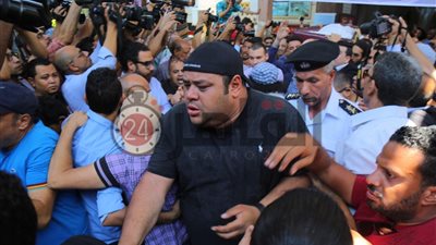 تزاحم شديد على جثمان فاروق الفيشاوي.. ومحمد ممدوح “تايسون” ينفعل على الحضور (فيديو)