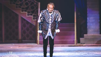 مجدي الهواري: طبيب أخبرني أن مسرحية “الملك لير” ستساعد فاروق الفيشاوي بتجاوز مرضه (صورة)