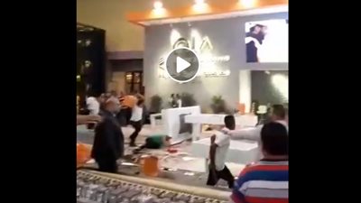 بالعصا والكراسي والزجاج.. “خناقة” دامية بين شركتين في معرض الأهرام العقاري (فيديو)