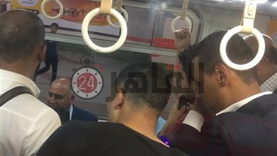 وزير النقل يفاجئ ركاب محطة مترو العتبة بالخط الثالث (صور)