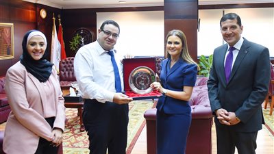 سحر نصر تكرّم الرئيس التنفيذي للهيئة العامة للاستثمار (صور)