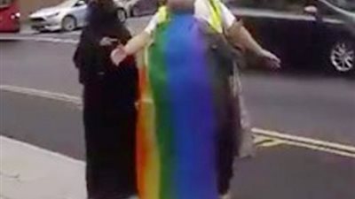 منتقبة تهاجم مسيرة للمثليين في لندن (صور وفيديو)