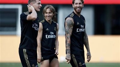 تقارير إسبانية: تراشق بين راموس ومودريتش أثناء مباراة توتنهام