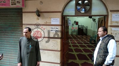 شاهد.. لحظة القبض على المتهم بمحاولة قتل طبيب بسيف أثناء صلاة الجمعة بالغريبة (صورة)