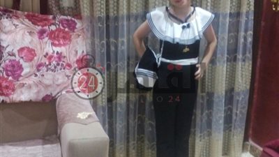 مصرع طفلة سقط عليها لوح خشبي من الطابق الـ 14.. والأم: “أصحاب العمارة ناس واصلة” (صور وفيديو)