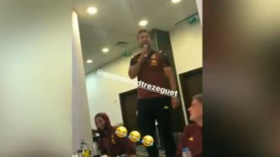 “حدفوه بالمناديل”.. رد فعل غريب من لاعبي أستون فيلا أثناء غناء تريزيجيه (فيديو)