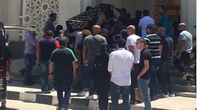 أحمد السعدني يشيع جثمان طليقته أمل سليمان إلي مثواها الأخير