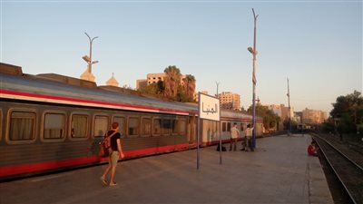 تعطل قطار 979 VIP من أسيوط إلى القاهرة يربك السكة الحديد في ثالث أيام العيد (صور)