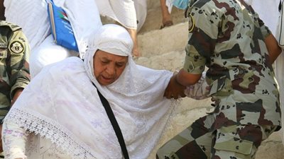 “حاجّة” تهدي فرد أمن مبلغًا ماليًا مقابل مساعدتها.. ورد فعله مفاجأة (فيديو)