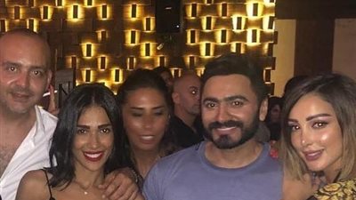 شاهد.. تامر حسني يحتفل بذكرى ميلاد الـ42 مع زوجته وأصدقاءه (صور)