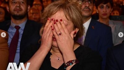 شاهد دموع سمية الألفي لحظة تكريم الراحل فاروق الفيشاوي في المهرجان القومي للمسرح (صور)