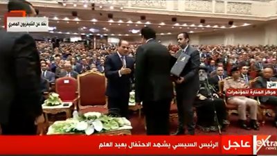 وزير التعليم العالي يهدي الرئيس السيسي درع عيد العلم