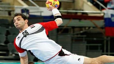 أحمد الأحمر يساند ناشئي اليد قبل مواجهة ألمانيا في نهائي كأس العالم (فيديو)