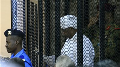 شاهد.. أول ظهور للرئيس السودانى السابق عمر البشير داخل قفص الاتهام (صور)