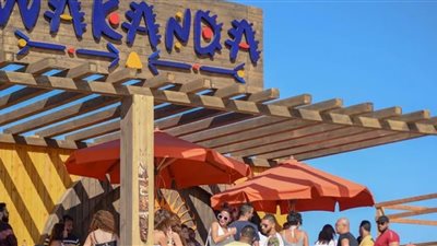 ملهى ليلى وبار.. شاطئ “Wakanda” يرد على انتهاك الخصوصية: “الحسابات الشخصية لمعرفة السن والحجاب”