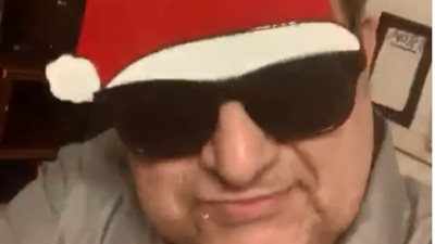 ساخرا بقناع سانتا كلوز.. خالد الصاوي يهنئ تامر حسني بعيد ميلاده (فيديو)