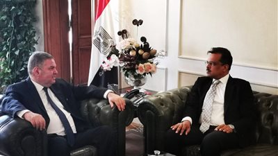 وزير قطاع الأعمال يستقبل سفير سنغافورة بالقاهرة لبحث التعاون في مجال النقل البحري (صور)