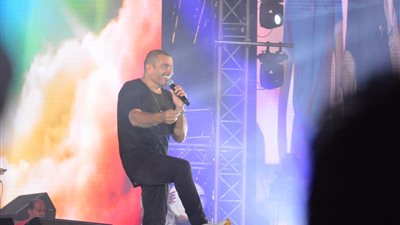 سوء تنظيم.. تفريق جمهور عمرو دياب بـ”الغاز” في حفلة العلمين (فيديو)