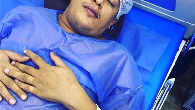 بعد منعه رسميًا من الغناء.. حمو بيكا في غرفة العمليات (صورة)