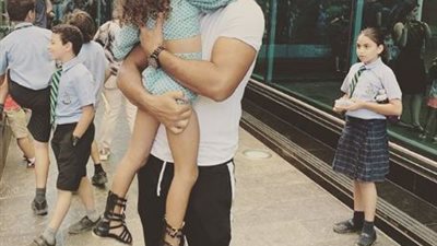 “أبو البنات”.. كريم فهمي يرزق بالابنة الثالثة: “من أصعب الأيام اللي عدت عليا” (صورة)