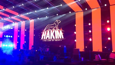 شاهد| اللسمات الأخيرة لحفل حكيم بالساحل الشمالي قبل صعوده المسرح (صور)