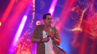 شاهد.. حكيم يشعل الساحل الشمالي بحفل ضخم (صور)