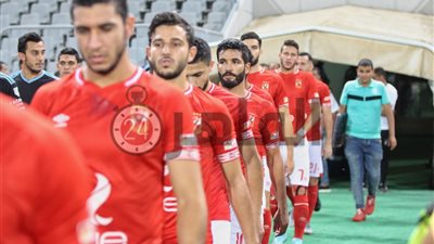 مدافع الأهلي يغادر الملعب أمام اطلع برة بسبب الإصابة