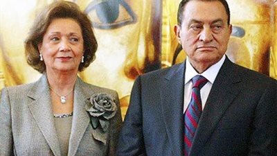 أول ظهور لـ”سوزان مبارك” بصحبة الرئيس الأسبق بعد إجراء عملية جراحية (صورة)