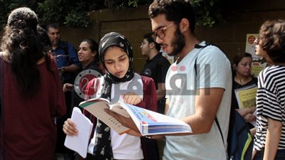 ضبط المسئولين عن تصوير امتحانات الثانوية العامة ونشرها على “فيسبوك”.. والتعليم تحقق معهم