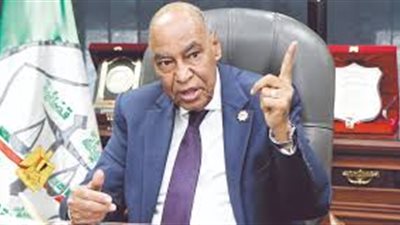 عاجل.. الرئيس السيسي يمنح المستشار حسين عبده وسام الجمهورية