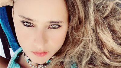 بسلسلة “فيل أزرق”.. نيللي كريم تحتفل بنجاح فيلمها بجلسة تصوير جديدة على البحر (صور)